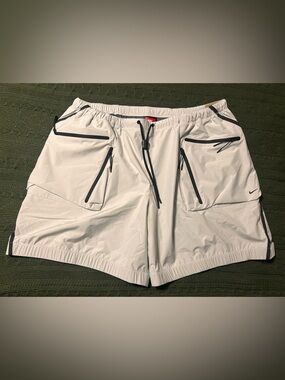 Nike Tech Mens Large Loose Fit Lightweight Above Knee Shorts HJ2946-121 XL NWT